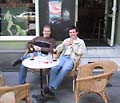 Sean & Ernst vorm Café Absurd